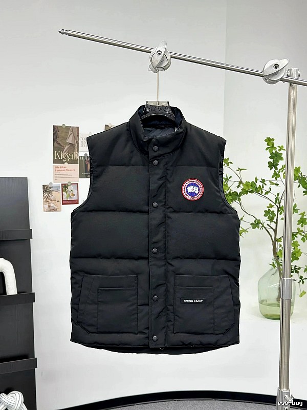 Canada Goose Streetwear Puffer vest Cream Button Vest with Logo Accent