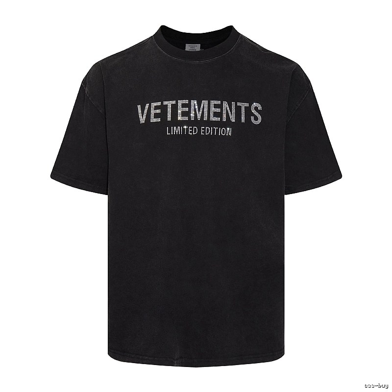 Logo Detail Statement graphic T-shirt Black Colorful Lucky with Relaxed Feel
